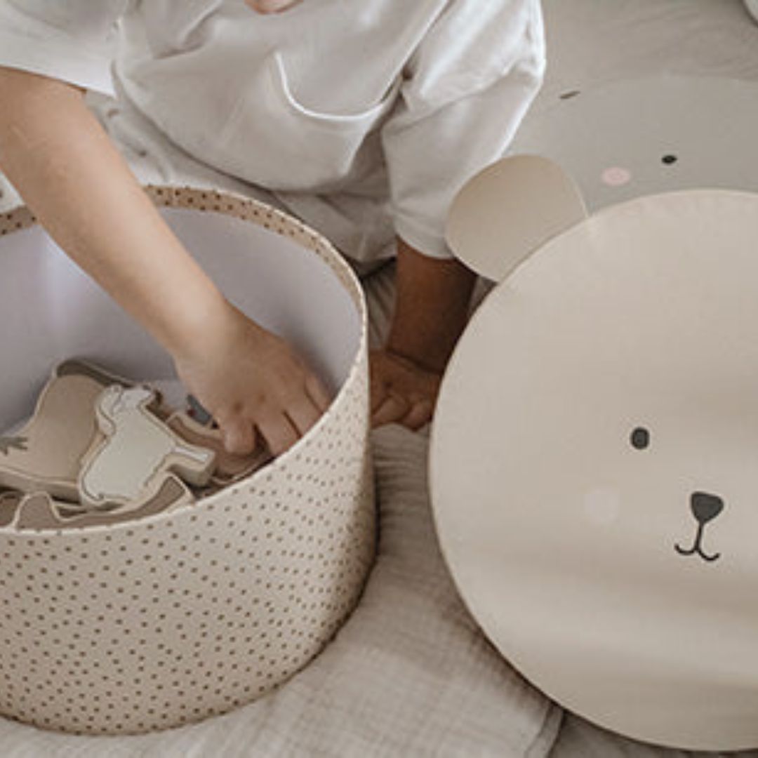 Cute teddy-themed storage box by Jabadabado, ideal for toy and accessory storage.





 2