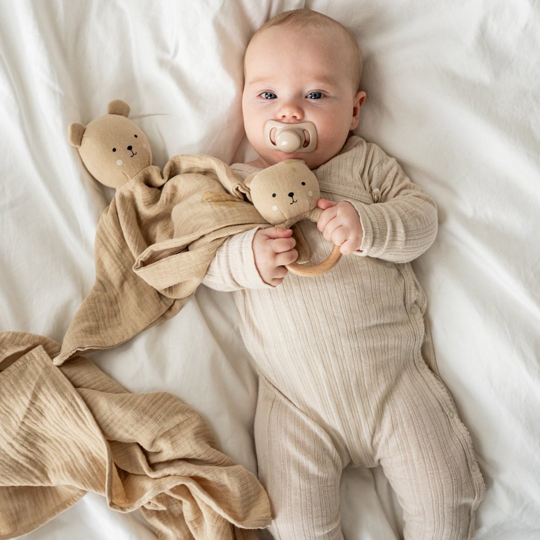 S1024 Jabadabado - Baby cadeau set Teddy - Knuffel, rammelaar en speentjes